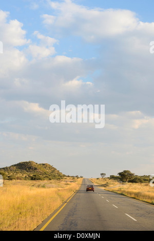 Africa, Namibia, africana, auto, guida, autostrada, paesaggio, lato sinistro, pianure, rosso, road, Savannah, verticale Foto Stock