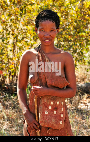 L'Africa, i Boscimani, Namibia, ritratto, la canna da zucchero, clan, cacciatore, raccoglitori, naturale, nomade, primitiva, sorridente, tribù, verticale, passeggiate s Foto Stock