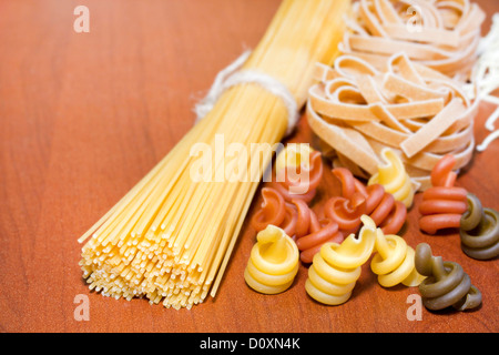 Pasta spaghetti vario assortimento su tavola Foto Stock
