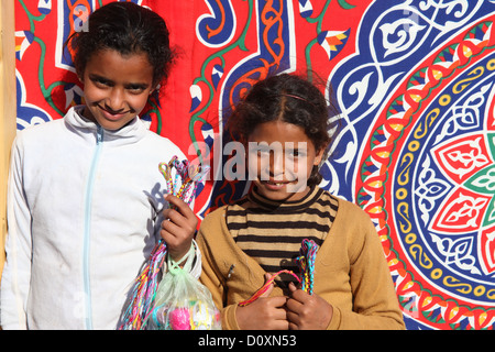 DAHAB - gennaio 23. Giovani venditori ambulanti in mostra le loro bracciali a Dahab, Egitto. Esso assicura un reddito per le loro famiglie. Foto Stock