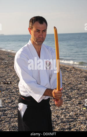 L'uomo esercita con la spada Foto Stock