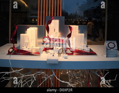 La Georg Jensen argentiere lifestyle shop Natale display sul pedone e la via commerciale Strøget a Copenaghen in Danimarca Foto Stock