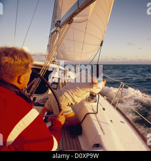 L uomo e la donna yacht a vela insieme Foto Stock