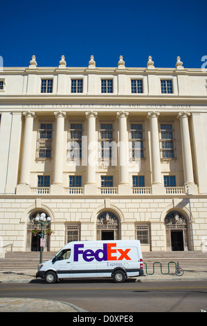 Consegna FedEx carrello nella parte anteriore del centro cittadino di San Antonio Post Office Foto Stock