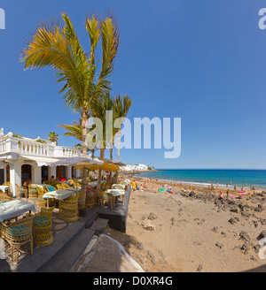 Spagna, Lanzarote, Puerto del Carmen, Spiaggia, cafe, città, villaggio, estate, la spiaggia, il mare, le persone, le Isole Canarie, Foto Stock