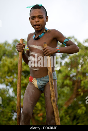 Ritratto di una banna tribù il capretto con il body painting camminando su palafitte Turmi, Valle dell'Omo, Etiopia Foto Stock