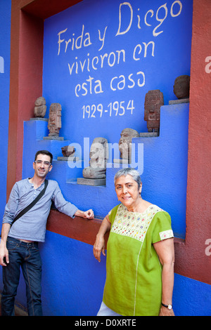 Museo Frida Kahlo - che posano per una foto nella parte anteriore della parete di Venustiano Carranza in Città del Messico DF Foto Stock