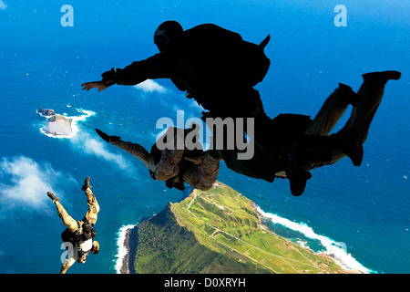 Air Force pararescuemen e Navy SEALs partecipare in caduta libera formazione paracadute 21 Gennaio 2011 oltre Marine Corps base Hawaii. Foto Stock