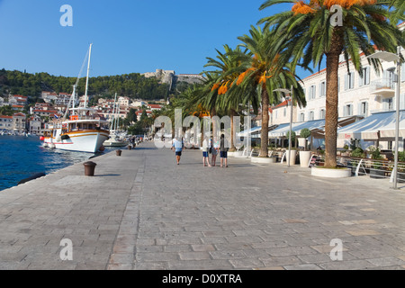 Hvar - 24 settembre: caffetterie sul lungomare del porto il 24 settembre 2011 a Hvar, in Croazia. Foto Stock