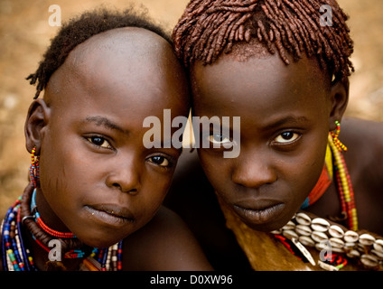 Hamar tribù Kids con tradizionale collana e acconciatura, Turmi, Valle dell'Omo, Etiopia Foto Stock