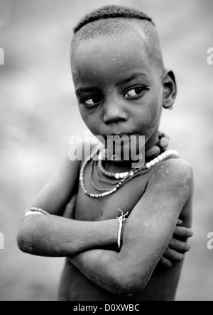 Grave Hamar tribù capretto con 50 Cent Catena, Turmi, Valle dell'Omo, Etiopia Foto Stock