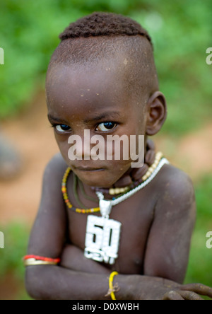 Grave Hamar tribù capretto con 50 Cent Catena, Turmi, Valle dell'Omo, Etiopia Foto Stock