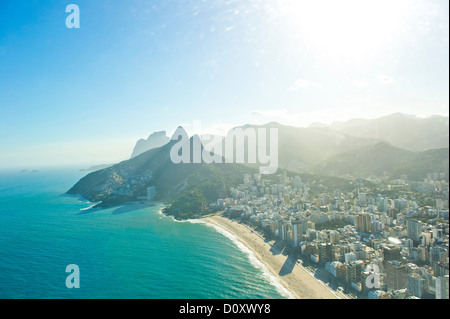 Vista aerea della spiaggia di Ipanema e Morro Dois Irmaos, Rio de Janeiro, Brasile Foto Stock