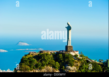 Cristo Redentore statua con vista su Rio de Janeiro, Brasile Foto Stock
