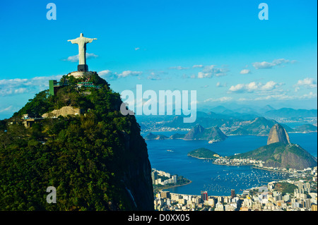 Cristo Redentore statua con vista su Rio de Janeiro e Sugarloaf Mountain, Brasile Foto Stock