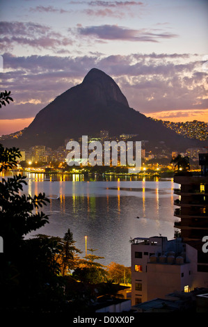 Luci della città, Lagoa e Morro Dois Irmaos, Rio de Janeiro, Brasile Foto Stock