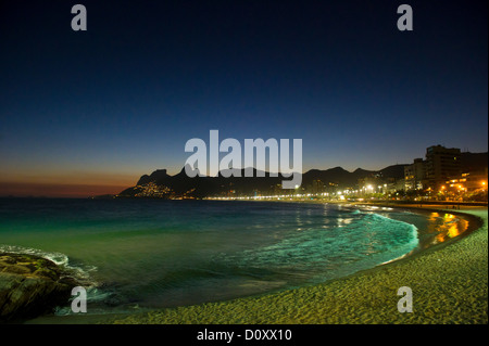 La spiaggia di Ipanema di notte, Rio de Janeiro, Brasile Foto Stock