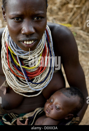 Ritratto di un Karo tribù mamma e bambino, Korcho Village, Etiopia Foto Stock