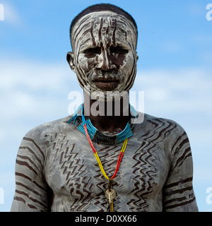 Ritratto di un giovane Karo Tribe Uomo con il body painting, Korcho Village, Valle dell'Omo, Etiopia Foto Stock