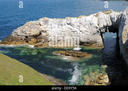 Bwa Gwyn bianco naturale Arch Rock arch Rhoscolyn Anglesey Mon Wales cymru REGNO UNITO GB Foto Stock