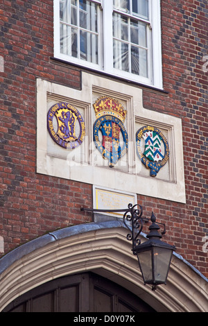 Città di Londra, Chancery Lane la cinquecentesca Porta Casa di Lincoln' s Inn con originale stemmi araldici Foto Stock