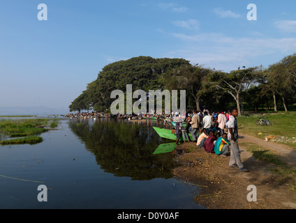 I pescatori riuniti sulla riva del lago Zway per il mercato, Etiopia Foto Stock