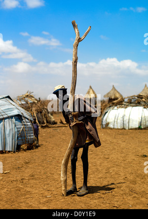 Vecchie tribù Dassanech Uomo nel villaggio, Omorate, Valle dell'Omo, Etiopia Foto Stock