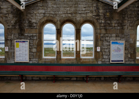 Grange Over Sands estuario e paludi, Cumbria dalla stazione ferroviaria di windows Foto Stock