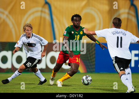 Jean Bapidi del Camerun (18) controlla la sfera durante un 2009 FIFA U-20 World Cup Group C match contro la Germania. Foto Stock