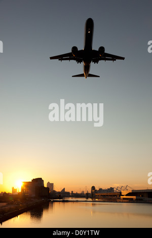 Un aereo sul suo approccio finale all'Aeroporto di London City Foto Stock