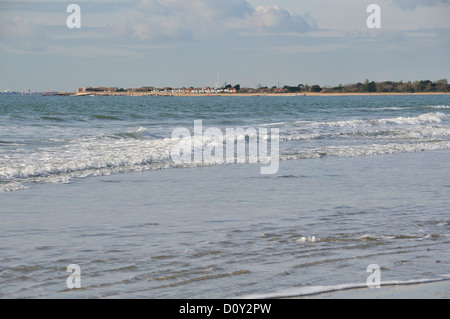 Scena del litorale di West Wittering Beach guardando verso Hayling Island durante l'autunno vicino a Chichester, West Sussex, Inghilterra, Regno Unito Foto Stock