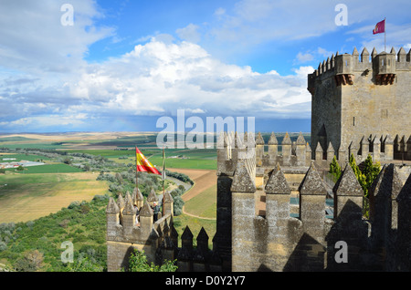 Almodovar castello rispetto alla verde vallata del fiume Guadalquivir Foto Stock