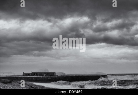 Pesante di onde che si infrangono sulla parete di Cobb, Lyme Regis durante la tempesta Foto Stock