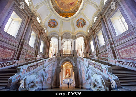 Il Barocco onore Scalone ingresso di Borbone Re di Napoli Palazzo Reale di Caserta, Italia. Foto Stock