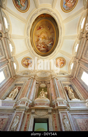 Il Barocco onore Scalone ingresso di Borbone Re di Napoli Palazzo Reale di Caserta, Italia. Foto Stock