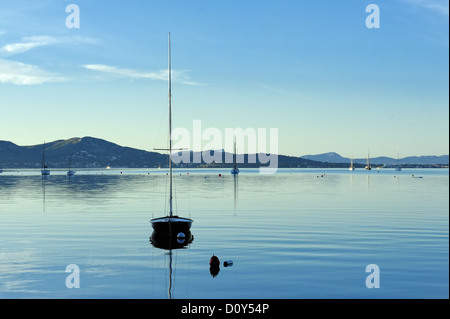 Barca a vela in acqua nel porto di Port de Pollenca (Puerto Pollensa), Maiorca, SPAGNA Foto Stock