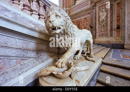 Il Barocco onore Scalone ingresso di Borbone Re di Napoli Palazzo Reale di Caserta, Italia. Foto Stock