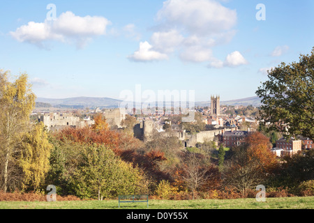 La città mercato di Ludlow in autunno da Whitecliff, Shropshire, Inghilterra, Regno Unito Foto Stock