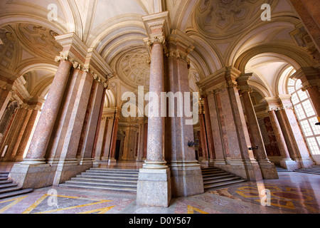 Il Barocco onore Scalone ingresso di Borbone Re di Napoli Palazzo Reale di Caserta, Italia. Foto Stock