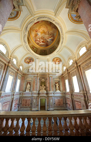 Il Barocco onore Scalone ingresso di Borbone Re di Napoli Palazzo Reale di Caserta, Italia. Foto Stock