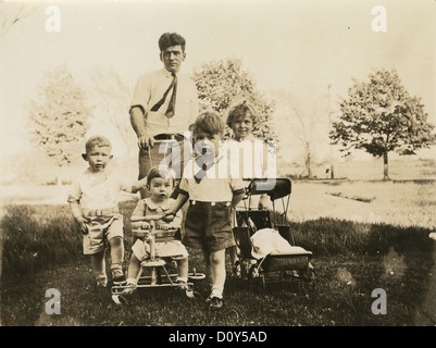 Circa 1910s la fotografia del padre e i suoi quattro figli all'aperto, probabilmente la Nuova Inghilterra, Stati Uniti d'America. Foto Stock