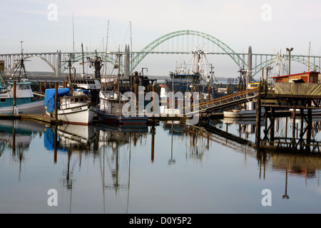 O00252-00...OREGON - Porto e Ponte nella città di Newport. Foto Stock