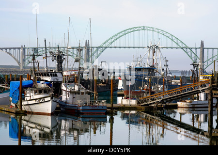 O00253-00...OREGON - Porto e Ponte nella città di Newport. Foto Stock