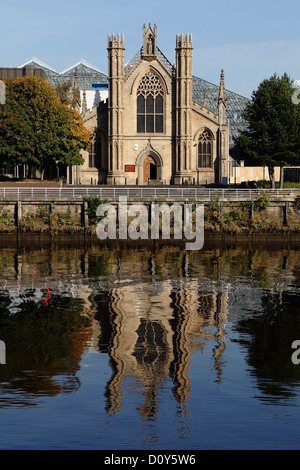 La cattedrale cattolica romana di Sant'Andrea si riflette nel fiume Clyde, Clyde Street, Glasgow centro città, Scozia, Regno Unito Foto Stock