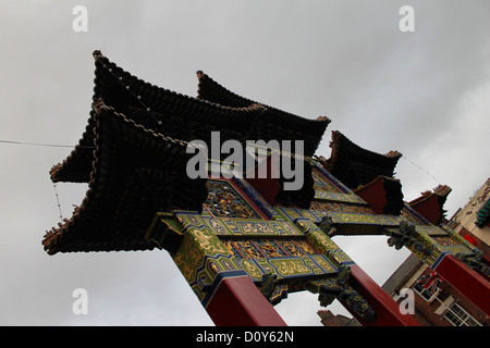 L'arco a China town Liverpool il giorno del Capodanno cinese in Liverpool 2012 Foto Stock