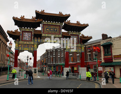 Le persone si radunano a Capodanno cinese arch in Liverpool 2012 Foto Stock