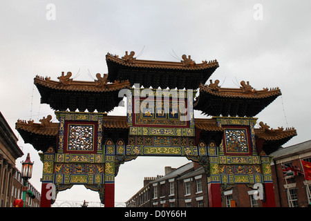 L'arco a China town Liverpool il giorno del Capodanno cinese in Liverpool 2012 Foto Stock