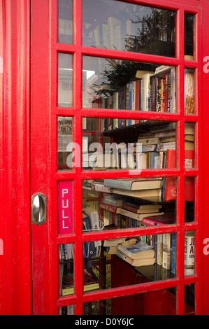 Nella casella telefono utilizzato per un villaggio libro usato libreria, chiamata un libro exchange, England, Regno Unito Foto Stock