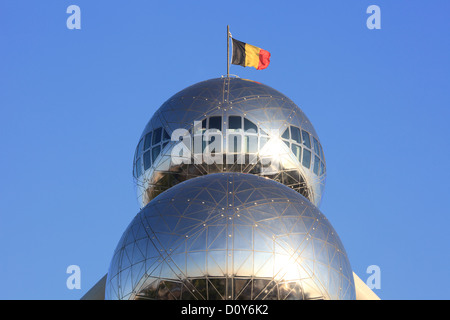Un ristorante con vista panoramica sulla parte superiore del Atomium di Bruxelles in Belgio Foto Stock