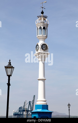 Dettaglio del ferro battuto Customhouse Quay torre dell orologio accanto a Firth of Clyde a Greenock, Inverclyde, Scotland, Regno Unito Foto Stock